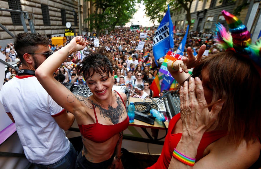 Miles de personas han celebrado este sábado en Roma su desfile del Orgullo Gay. El Gay Pride 2019 ha pedido como cada año, en un ambiente festivo, el pleno reconocimiento de derechos e igualdad de los ciudadanos.