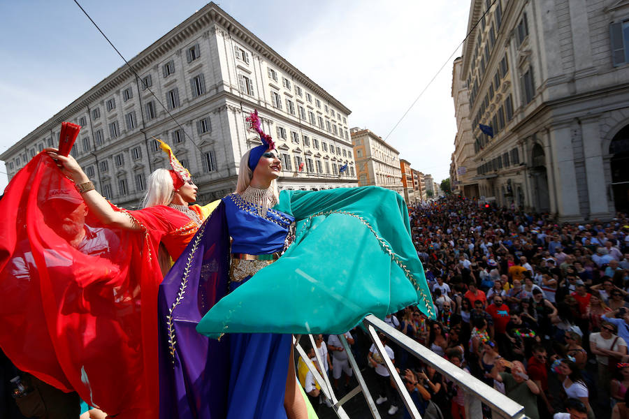 Miles de personas han celebrado este sábado en Roma su desfile del Orgullo Gay. El Gay Pride 2019 ha pedido como cada año, en un ambiente festivo, el pleno reconocimiento de derechos e igualdad de los ciudadanos.