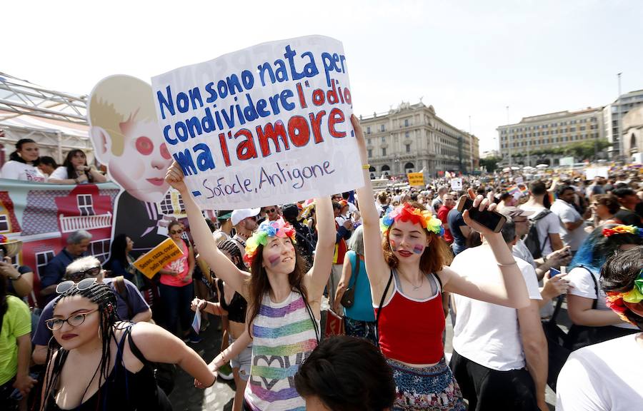 Miles de personas han celebrado este sábado en Roma su desfile del Orgullo Gay. El Gay Pride 2019 ha pedido como cada año, en un ambiente festivo, el pleno reconocimiento de derechos e igualdad de los ciudadanos.