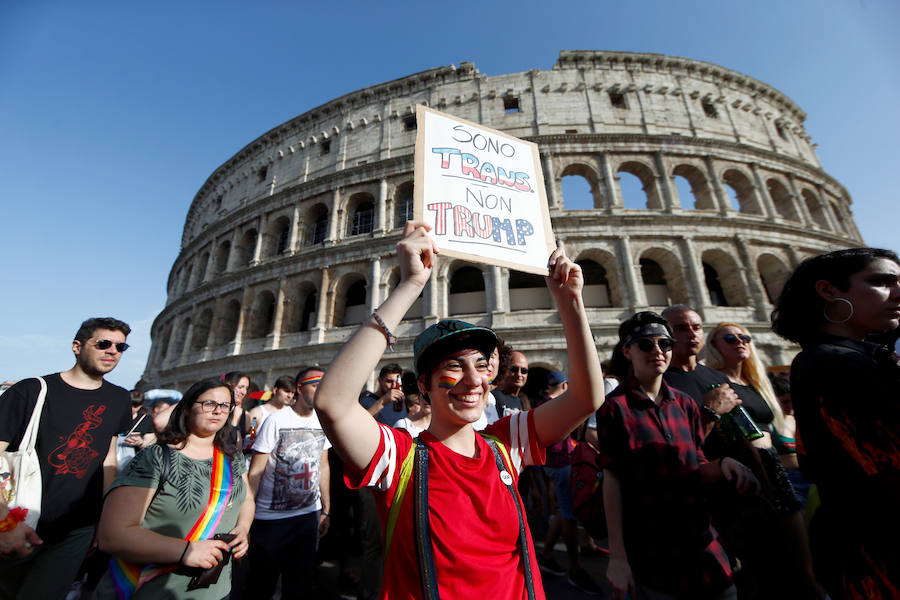 Miles de personas han celebrado este sábado en Roma su desfile del Orgullo Gay. El Gay Pride 2019 ha pedido como cada año, en un ambiente festivo, el pleno reconocimiento de derechos e igualdad de los ciudadanos.