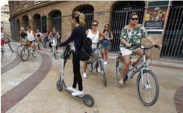 La Policía Local de Valencia ha decidido que no va a multar por el momento a los conductores de patinete eléctrico. 