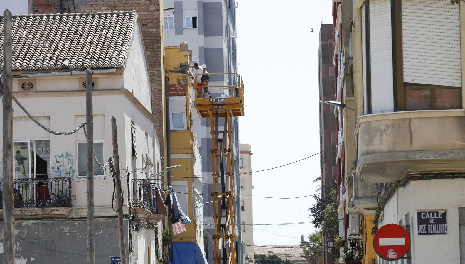 El barrio del Cabanyal continúa, tras la disolución de la plataforma Salvem el Cabanyal, con urgencias sociales, problemas de okupación y quejas de los comerciantes por las obras.