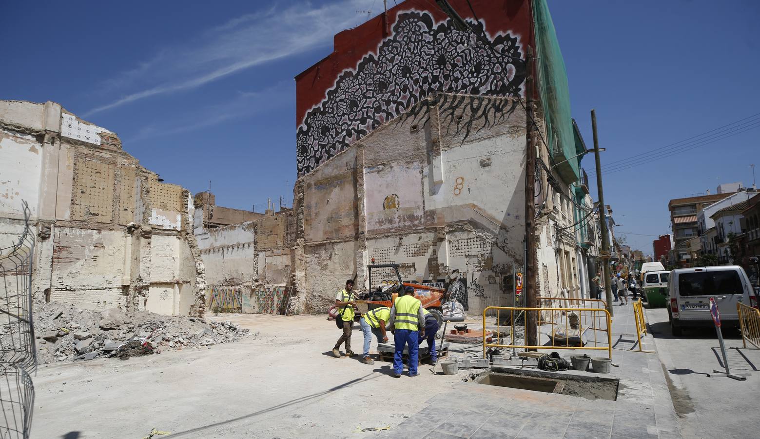 El barrio del Cabanyal continúa, tras la disolución de la plataforma Salvem el Cabanyal, con urgencias sociales, problemas de okupación y quejas de los comerciantes por las obras.