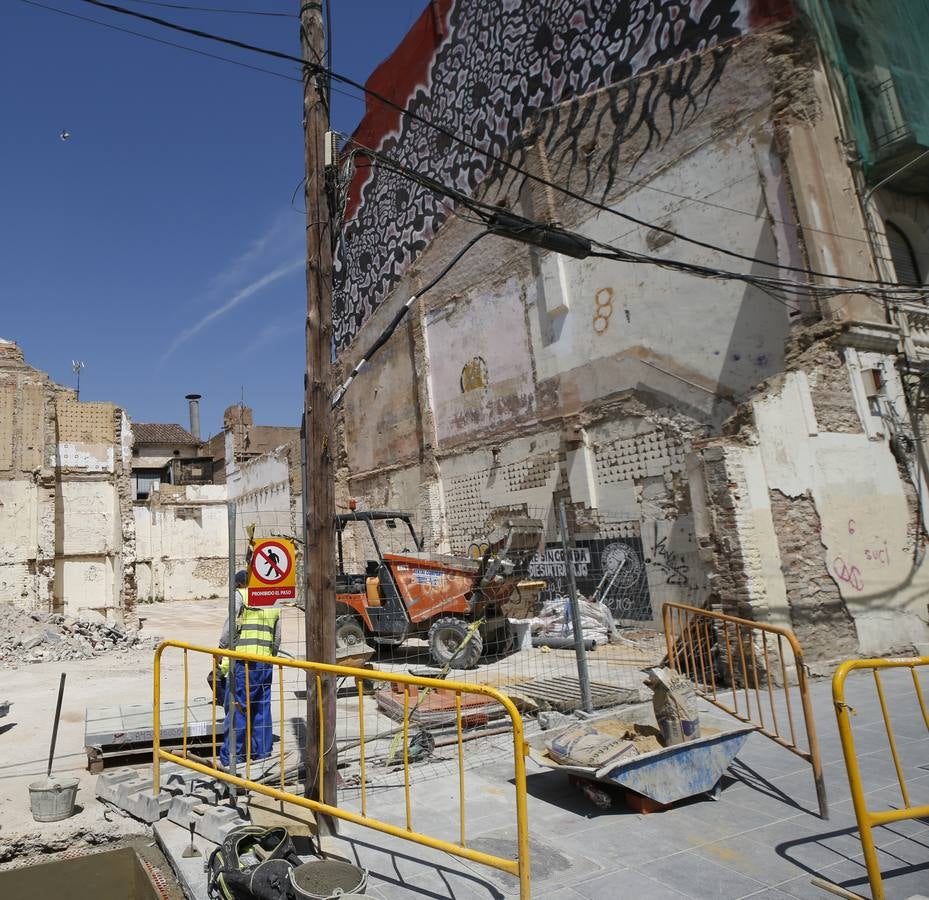 El barrio del Cabanyal continúa, tras la disolución de la plataforma Salvem el Cabanyal, con urgencias sociales, problemas de okupación y quejas de los comerciantes por las obras.