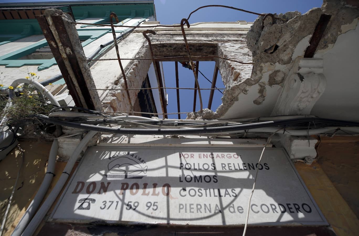 El barrio del Cabanyal continúa, tras la disolución de la plataforma Salvem el Cabanyal, con urgencias sociales, problemas de okupación y quejas de los comerciantes por las obras.