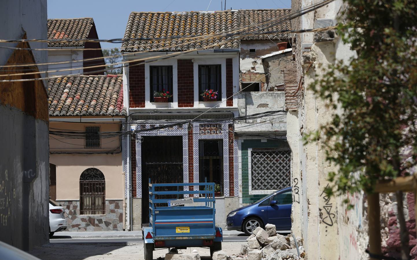 El barrio del Cabanyal continúa, tras la disolución de la plataforma Salvem el Cabanyal, con urgencias sociales, problemas de okupación y quejas de los comerciantes por las obras.