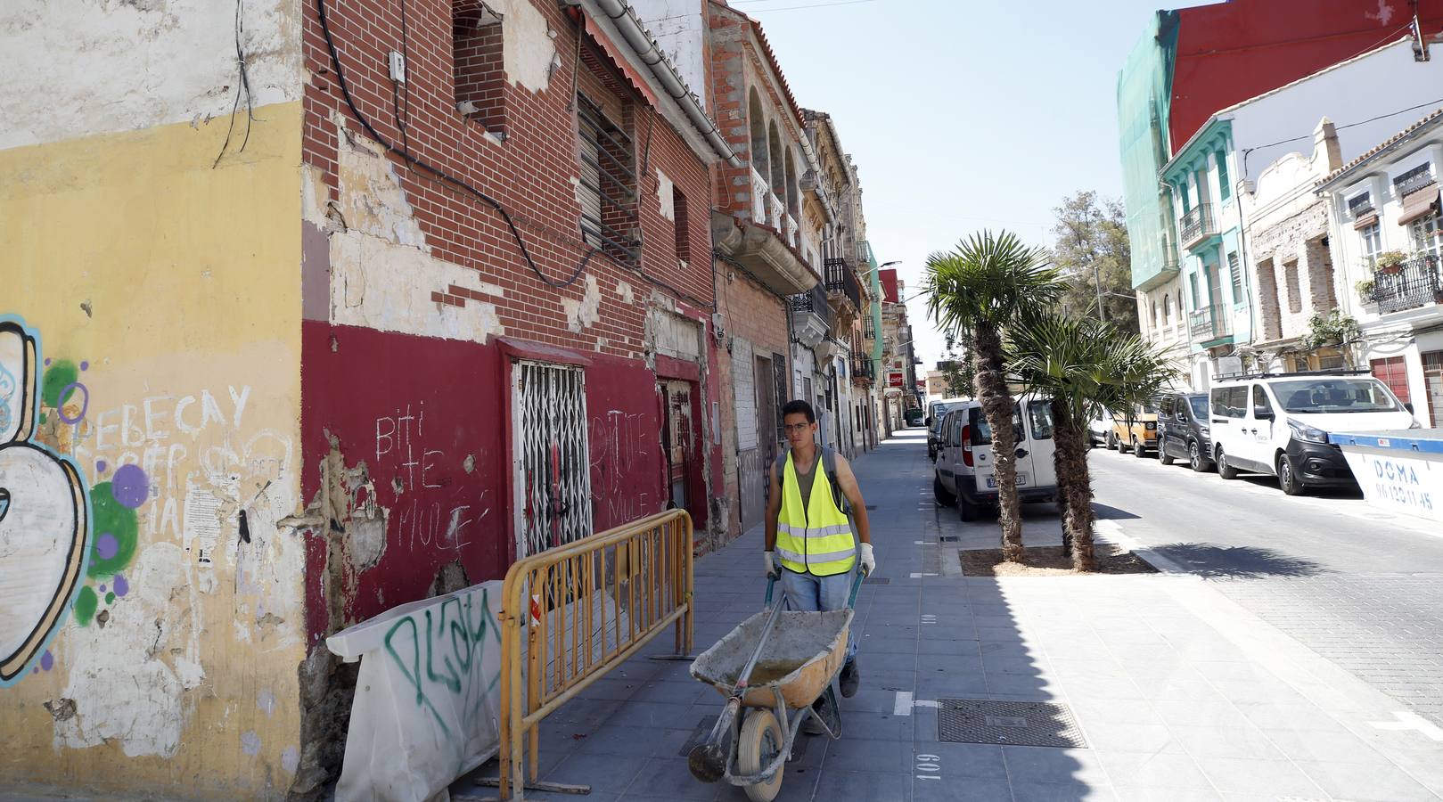 El barrio del Cabanyal continúa, tras la disolución de la plataforma Salvem el Cabanyal, con urgencias sociales, problemas de okupación y quejas de los comerciantes por las obras.