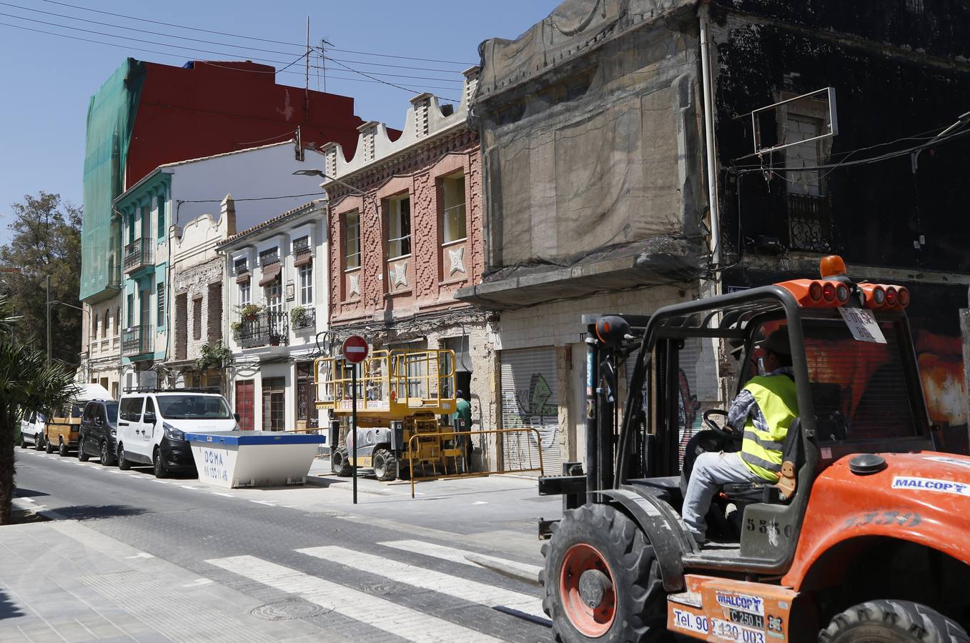 El barrio del Cabanyal continúa, tras la disolución de la plataforma Salvem el Cabanyal, con urgencias sociales, problemas de okupación y quejas de los comerciantes por las obras.