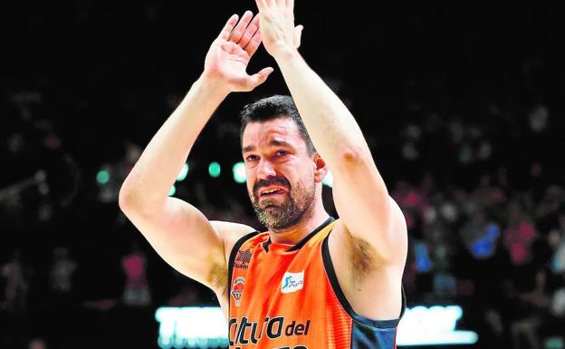 Rafa Martínez se despide de la Fonteta tras la derrota.