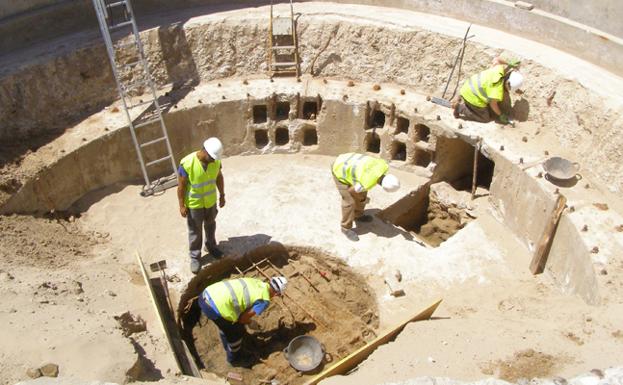 Varios trabajadores, durante las obras de rehabilitación del búnker de El Saler.