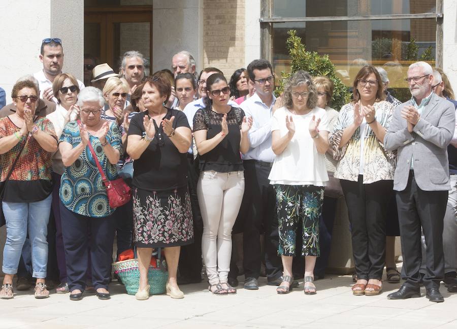 Más de 200 vecinos se han concentrado a las 12 frente al Ayuntamiento de Alboraya para mostrar su condena por el crimen de Beatriz A. H., la mujer de 29 años cuyo cadáver lo encontró la Guardia Civil este lunes, con signos de asfixia, en su vivienda de Port Saplaya.