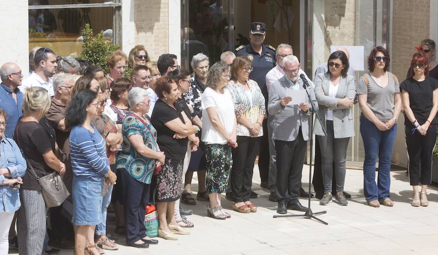 Más de 200 vecinos se han concentrado a las 12 frente al Ayuntamiento de Alboraya para mostrar su condena por el crimen de Beatriz A. H., la mujer de 29 años cuyo cadáver lo encontró la Guardia Civil este lunes, con signos de asfixia, en su vivienda de Port Saplaya.