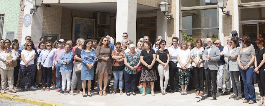 Más de 200 vecinos se han concentrado a las 12 frente al Ayuntamiento de Alboraya para mostrar su condena por el crimen de Beatriz A. H., la mujer de 29 años cuyo cadáver lo encontró la Guardia Civil este lunes, con signos de asfixia, en su vivienda de Port Saplaya.