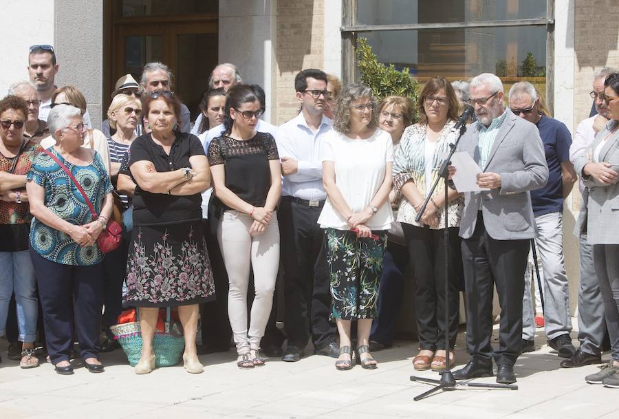 Más de 200 vecinos se han concentrado a las 12 frente al Ayuntamiento de Alboraya para mostrar su condena por el crimen de Beatriz A. H., la mujer de 29 años cuyo cadáver lo encontró la Guardia Civil este lunes, con signos de asfixia, en su vivienda de Port Saplaya.