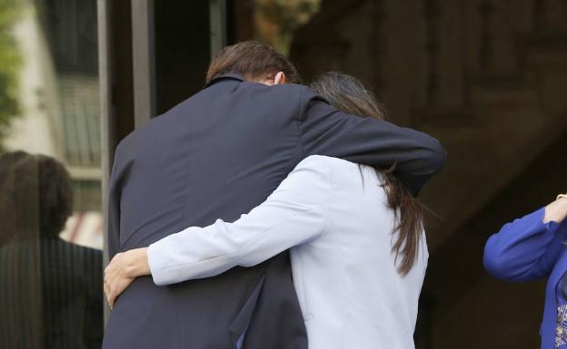 Puig y Oltra se abrazan tras el minuto de silencio en el Palau. 