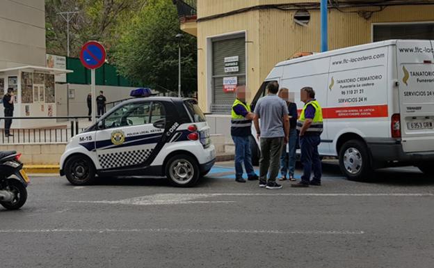 Un coche policial junto al lugar donde han encontrado a la mujer, en Xàtiva.