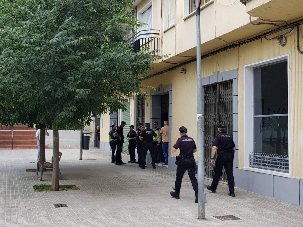 Una mujer embarazada de 6 meses ha sido encontrada degollada en su casa este martes en Xàtiva. 