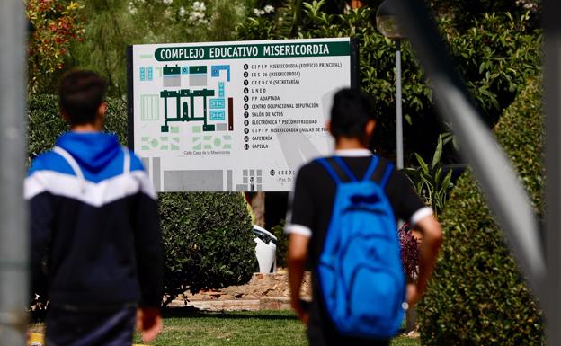 Varios alumnos en el instituto de Secundaria de la Fuensanta la mañana de la agresión. 