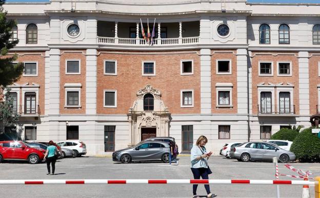 Puerta del instituto de Secundaria de la Fuensanta, tras la agresión.