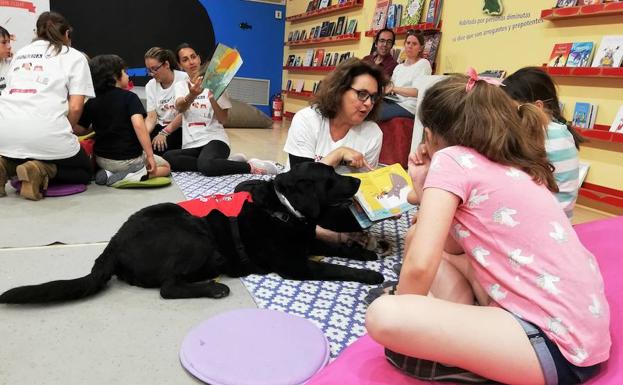 Taller de lectura organizado por Purina con la colaboración de CTAC durante la Feria del Libro de Madrid.