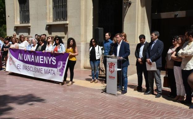 Concentración esta mañana frente al Ayuntamiento de Xàtiva.