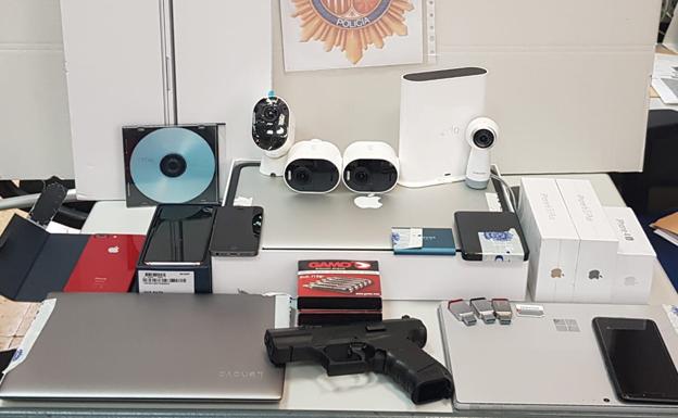 Materiales informáticos y una pistola de aire compromido incautados al detenido.