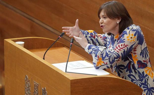 La portavoz del Partido Popular en Les Corts, Isabel Bonig, durante su turno de intervención en el pleno de investidura de Ximo Puig.