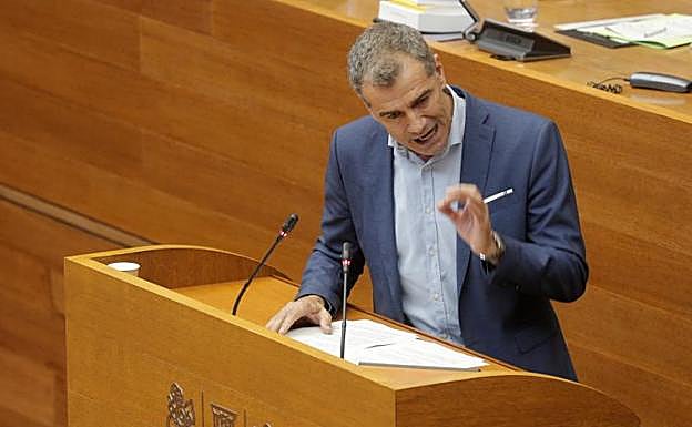 Cantó se dirige a Puig durante la sesión de investidura de Les Corts. 