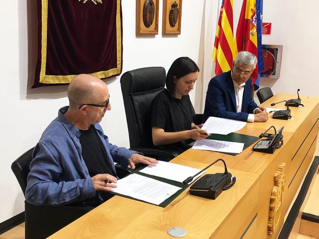 La alcaldesa de Algemesí, Marta Trenzano, ayer, en la firma de un convenio. 