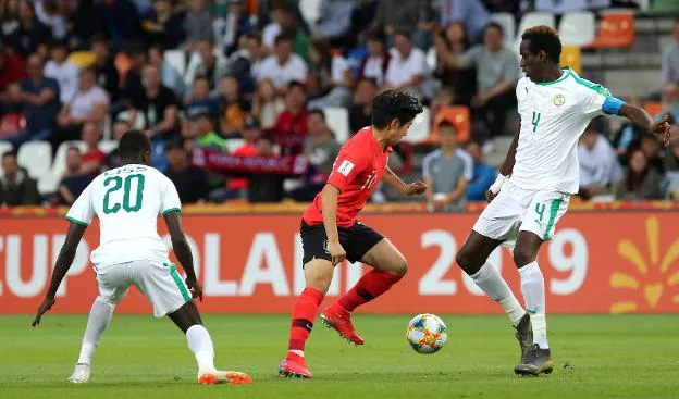 Kang In trata de superar al senegalés Cavin Diagne. 