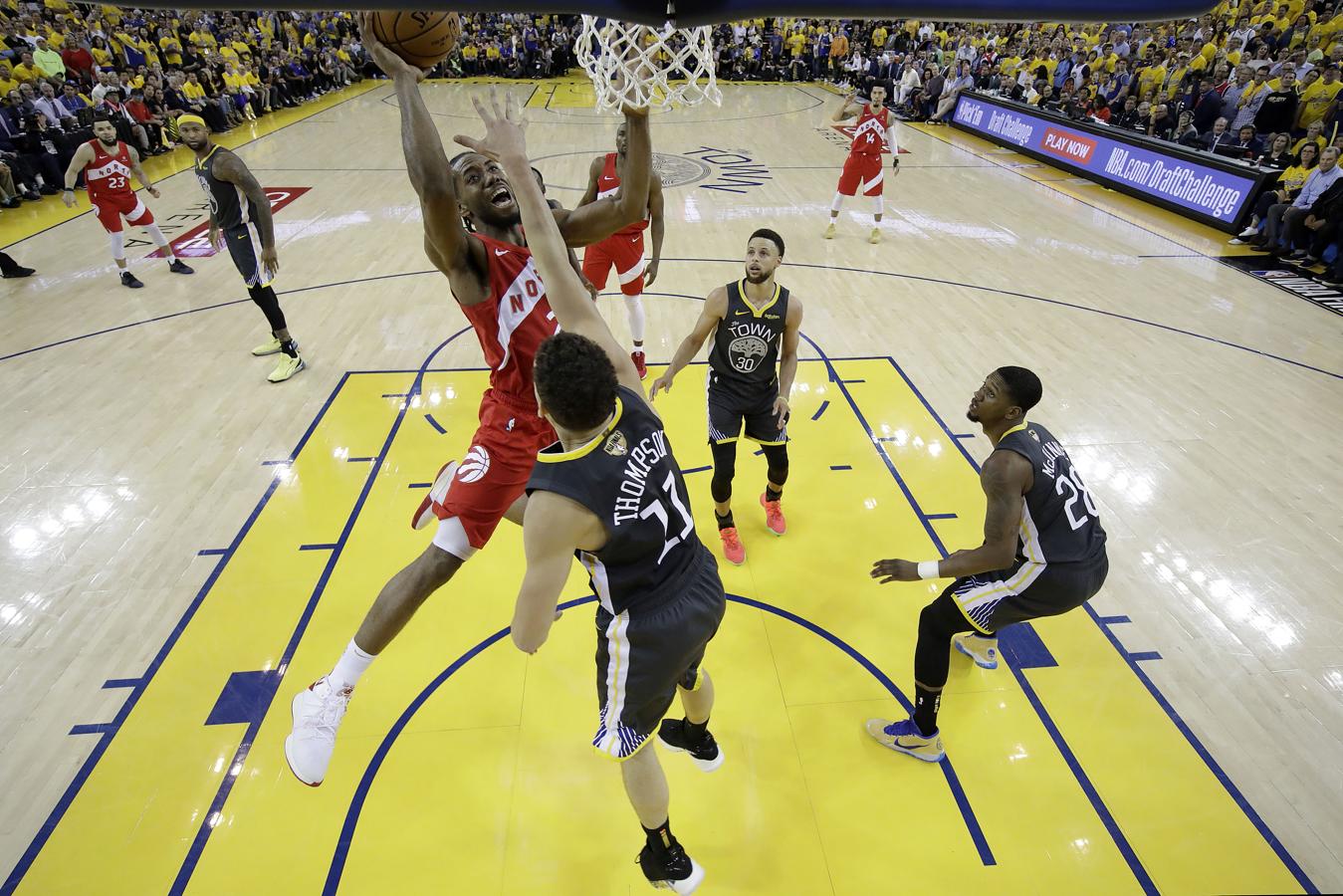 Kawhi Leonard lanza a canasta ante la defensa de Klay Thompson.