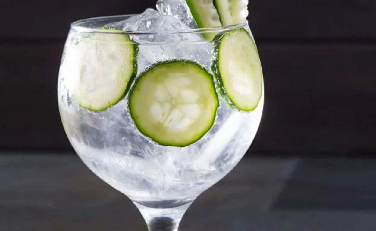 Beber gin tonic te hace más atractivo, segun un estudio