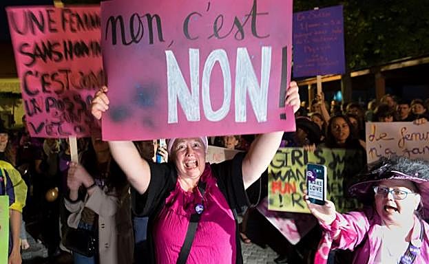 Una mujer sostiene una pancarta que reza «no es no» durante una protesta celebrada horas antes de la huelga feminista en Basilea
