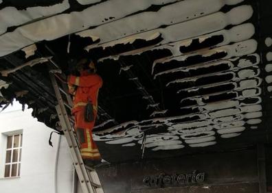 Imagen secundaria 1 - La gasolinera, tras el incendio declarado esta mañana.