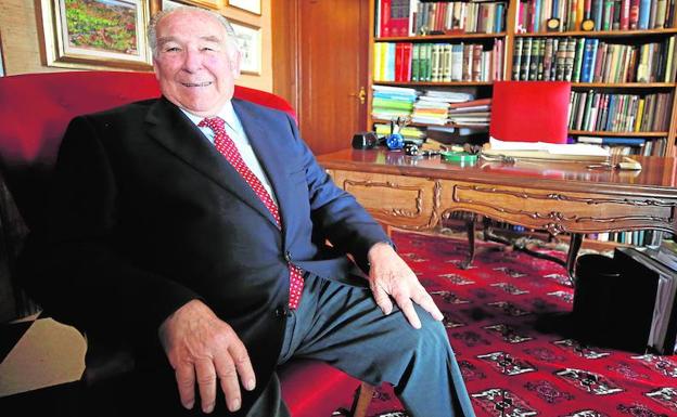 Fernando Gómez-Ferrer, sentado en una de las butacas de su despacho, lleno de libros, sobre todo de medicina. 