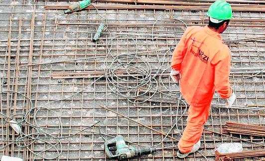 Un trabajador de la construcción en una obra.