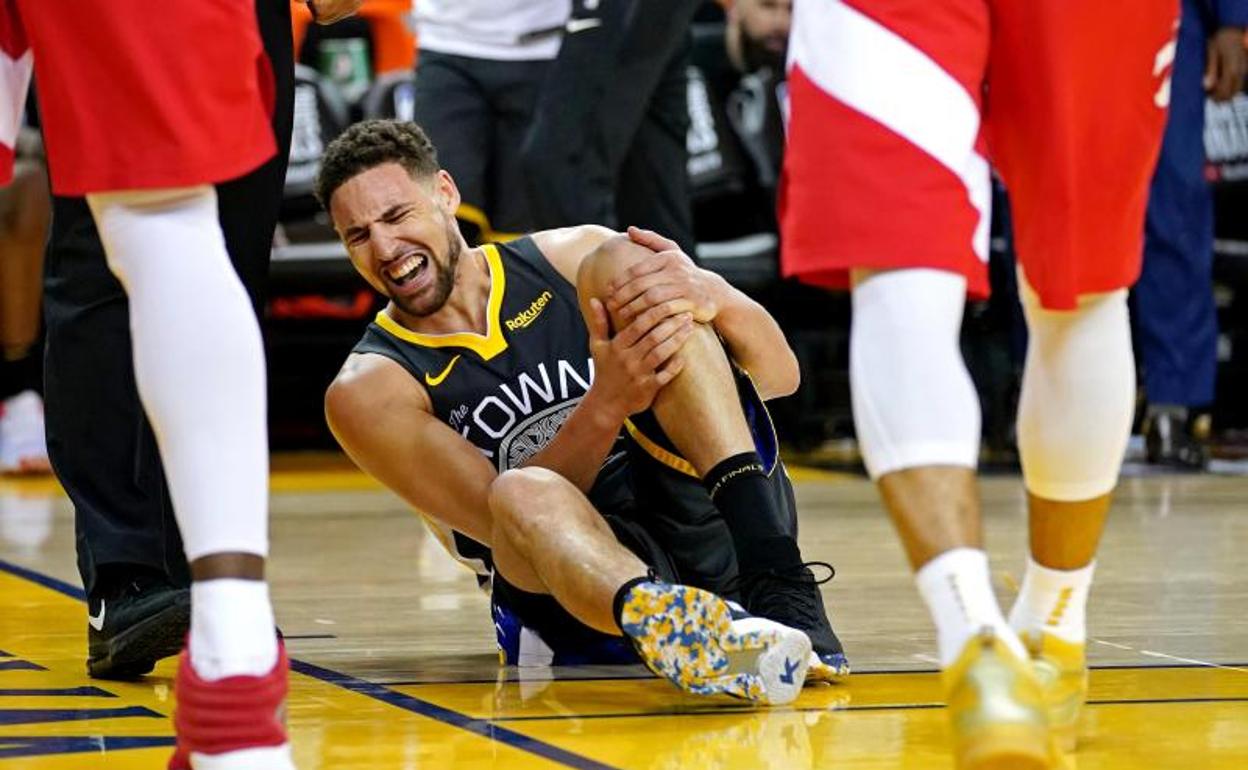 Klay Thompson, en el momento de caer lesionado ante los Raptors. 