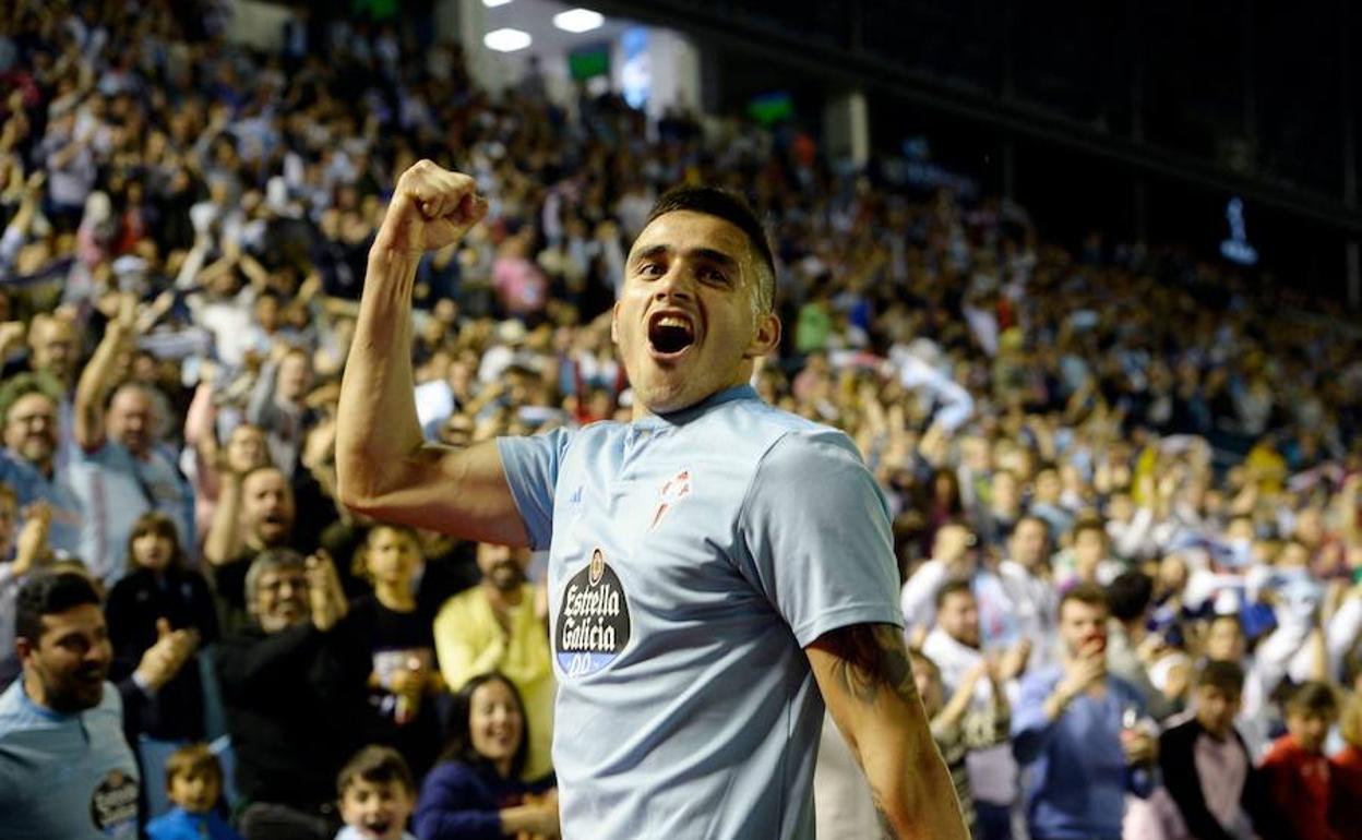 Maxi Gómez celebra un gol con el Celta.