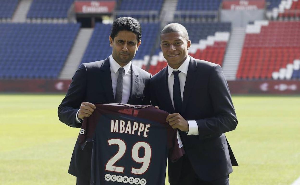 Al-Khelaïfi, junto a Mbappé, el día de la presentación del delantero. 