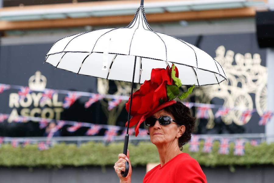 Un año más, el condado de Berkshire acoge las tradicionales carreras de caballos de purasangre Royal Ascot. A la cita (del 18 al 22 de junio) acude la Familia Real Británica y un sinfín de invitados ataviados con los sombreros, pamelas y tocados más estravagantes.