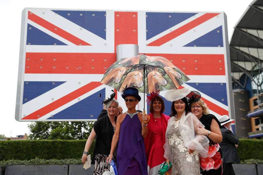 Un año más, el condado de Berkshire acoge las tradicionales carreras de caballos de purasangre Royal Ascot. A la cita (del 18 al 22 de junio) acude la Familia Real Británica y un sinfín de invitados ataviados con los sombreros, pamelas y tocados más estravagantes.