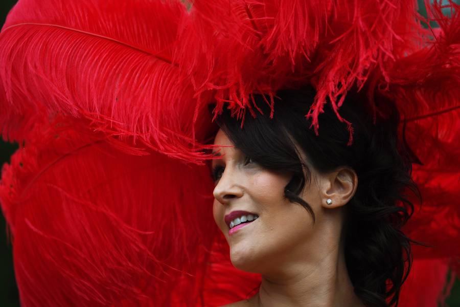 Un año más, el condado de Berkshire acoge las tradicionales carreras de caballos de purasangre Royal Ascot. A la cita (del 18 al 22 de junio) acude la Familia Real Británica y un sinfín de invitados ataviados con los sombreros, pamelas y tocados más estravagantes.