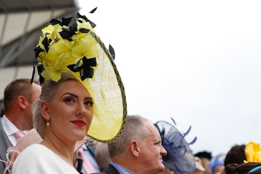 Un año más, el condado de Berkshire acoge las tradicionales carreras de caballos de purasangre Royal Ascot. A la cita (del 18 al 22 de junio) acude la Familia Real Británica y un sinfín de invitados ataviados con los sombreros, pamelas y tocados más estravagantes.