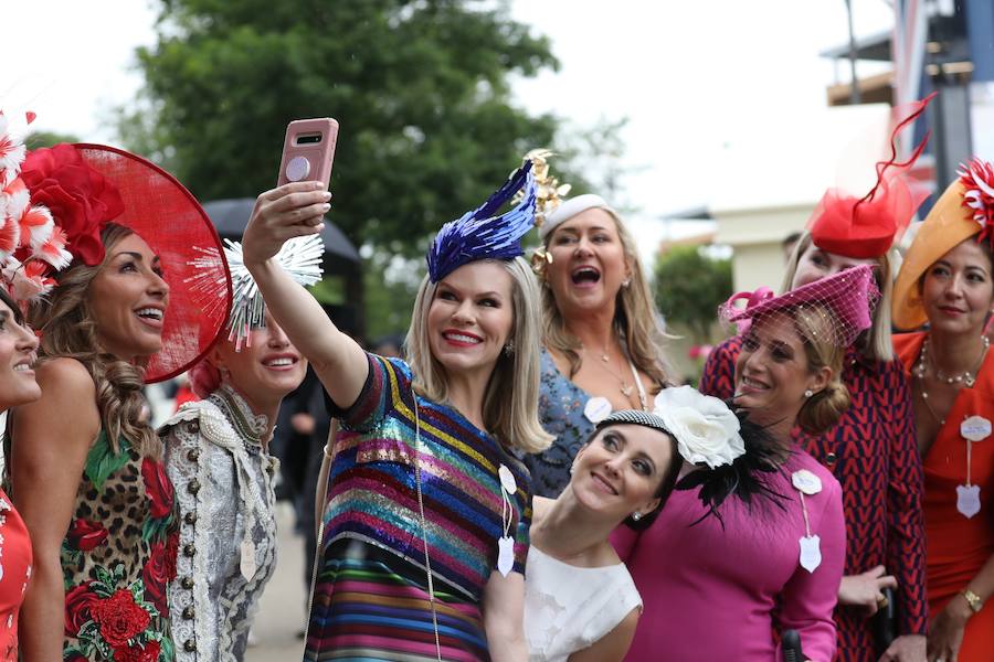 Un año más, el condado de Berkshire acoge las tradicionales carreras de caballos de purasangre Royal Ascot. A la cita (del 18 al 22 de junio) acude la Familia Real Británica y un sinfín de invitados ataviados con los sombreros, pamelas y tocados más estravagantes.