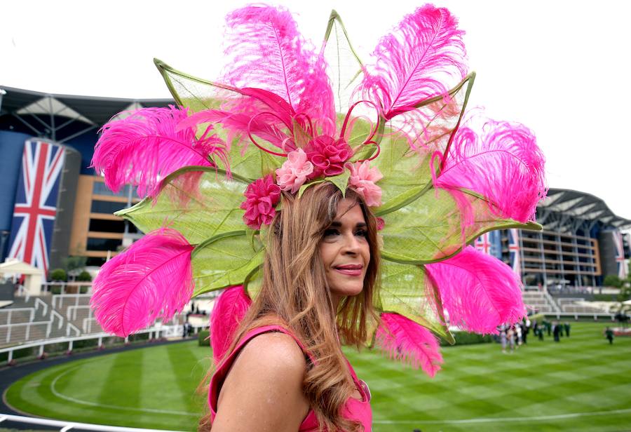 Un año más, el condado de Berkshire acoge las tradicionales carreras de caballos de purasangre Royal Ascot. A la cita (del 18 al 22 de junio) acude la Familia Real Británica y un sinfín de invitados ataviados con los sombreros, pamelas y tocados más estravagantes.