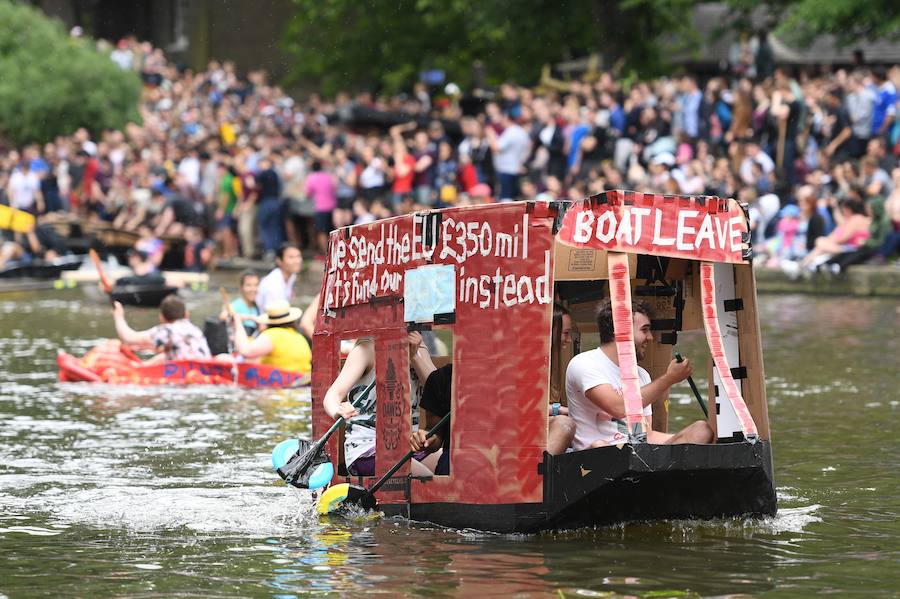 El primer domingo después del fin de los exámenes los estudiantes de la Universidad de Cambridge organizan una loca despedida de curso que ya se ha vuelto toda una tradición; el 'Suicide Sunday'. Se trata de una carrera de botes de cartón que este año fue vista por más de 2.000 curiosos.