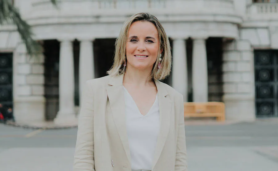 Paula Llobet (PP) | 42 años, Valencia. Licenciada en ADE, Ciencias Políticas y Derecho. Ha sido directora de Innovación de la Fundación Inndea del Ayuntamiento de Valencia.