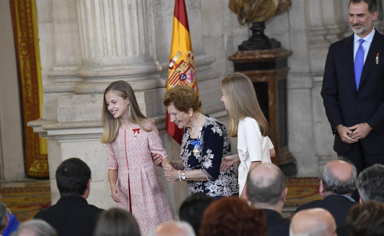 La infanta y la princesa de Asturias acompañan a Clotilde Veniel tras ser condecorada. 