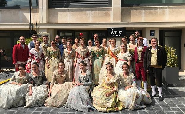 Falleros de Grabador Esteve-Cirilo Amorós tras la grabación de la semifinal de 'Masterchef' en Valencia.