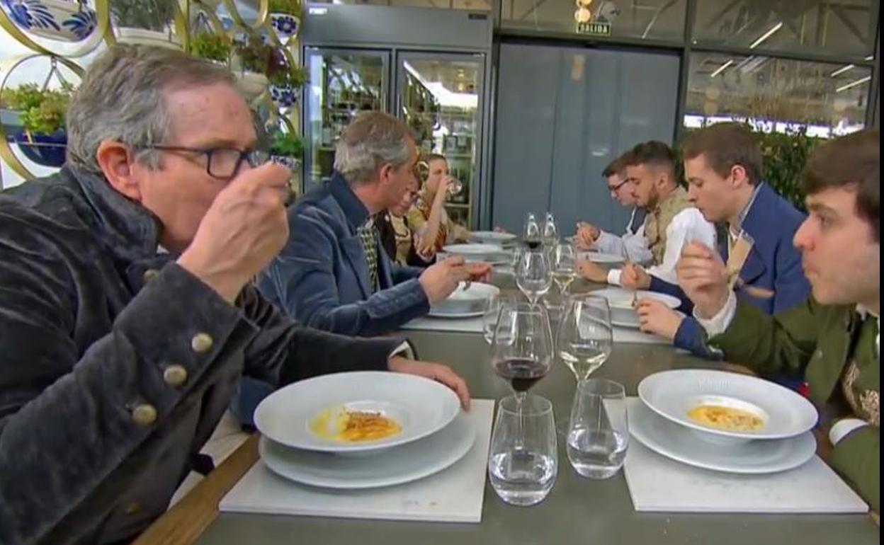 30 falleros probaron los platos que cocinaron los aspirantes de 'Masterchef 7' en Valencia.